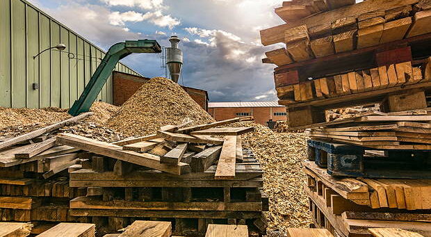 Crushing machine of wood and logs to process waste and transform into pellets, as an alternative to fossil fuel